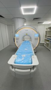 Равнако успешно завърши инсталацията на първата безхелиева 1.5T ЯМР система Ingenia Ambition на Philips в България в УМБАЛ „Св. Анна “. Системата вече е въведена в експлоатация и първите успешни изследвания са факт. Това е важна стъпка към внедряването на ново поколение магнитно-резонансна диагностика, която съчетава високо качество на образите, по-ниски експлоатационни разходи и елиминиране на зависимостта от течен хелий. Този проект е резултат от отличното сътрудничество между екипа на Министерство на Здравеопазването, Равнако, Philips и специалистите на УМБАЛ „Св. Анна “, които заедно реализираха първата подобна инсталация в страната. Системата използва изкуствен интелект в създаването на образи, за да съкрати значително времето на сканиране и да подобри качеството на образа. Краткото време на сканиране е от полза за пациентите, които имат клаустрофобия, или са в тежко състояние, а също и при изследване на деца. Ползата от по-бързото сканиране е и за здравното заведение, защото се съкращава времето на изследването при критично състояние на пациента, и също така се позволява по-висок поток пациенти. Подобряването на качеството на образа подпомага специалистите по-бързо и дефинитивно да диагностицират състоянието на пациента. Това е само началото. В следващите месеци предстои инсталирането на още безхелиеви ЯМР системи в различни лечебни заведения в България като част от модернизацията на диагностичната инфраструктура. Горди сме, че сме част от внедряването на най-съвременните медицински технологии в българското здравеопазване.